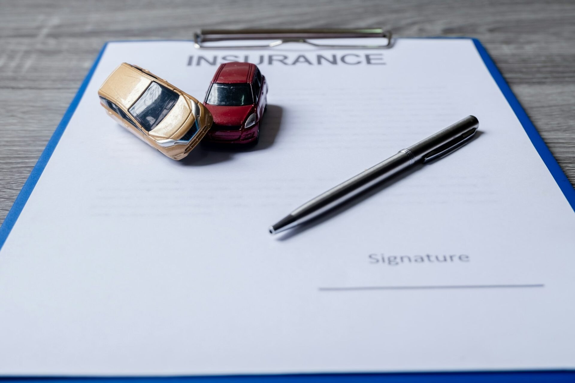 Voiture et stylo sur les documents d'assurance. 