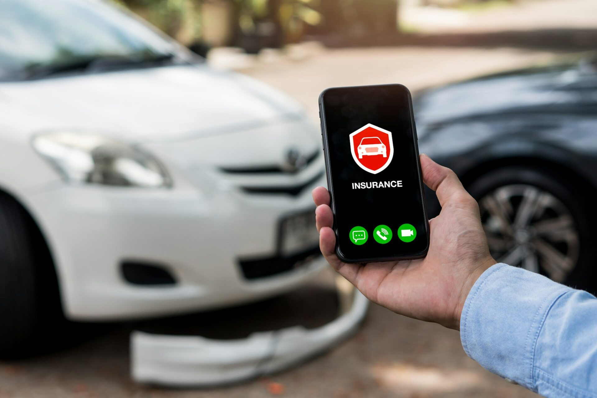 Concept d'assurance automobile.Homme utilisant le téléphone pour appeler un agent d'assurance pour le processus de réclamation après un accident de voiture.Accident de la circulation.