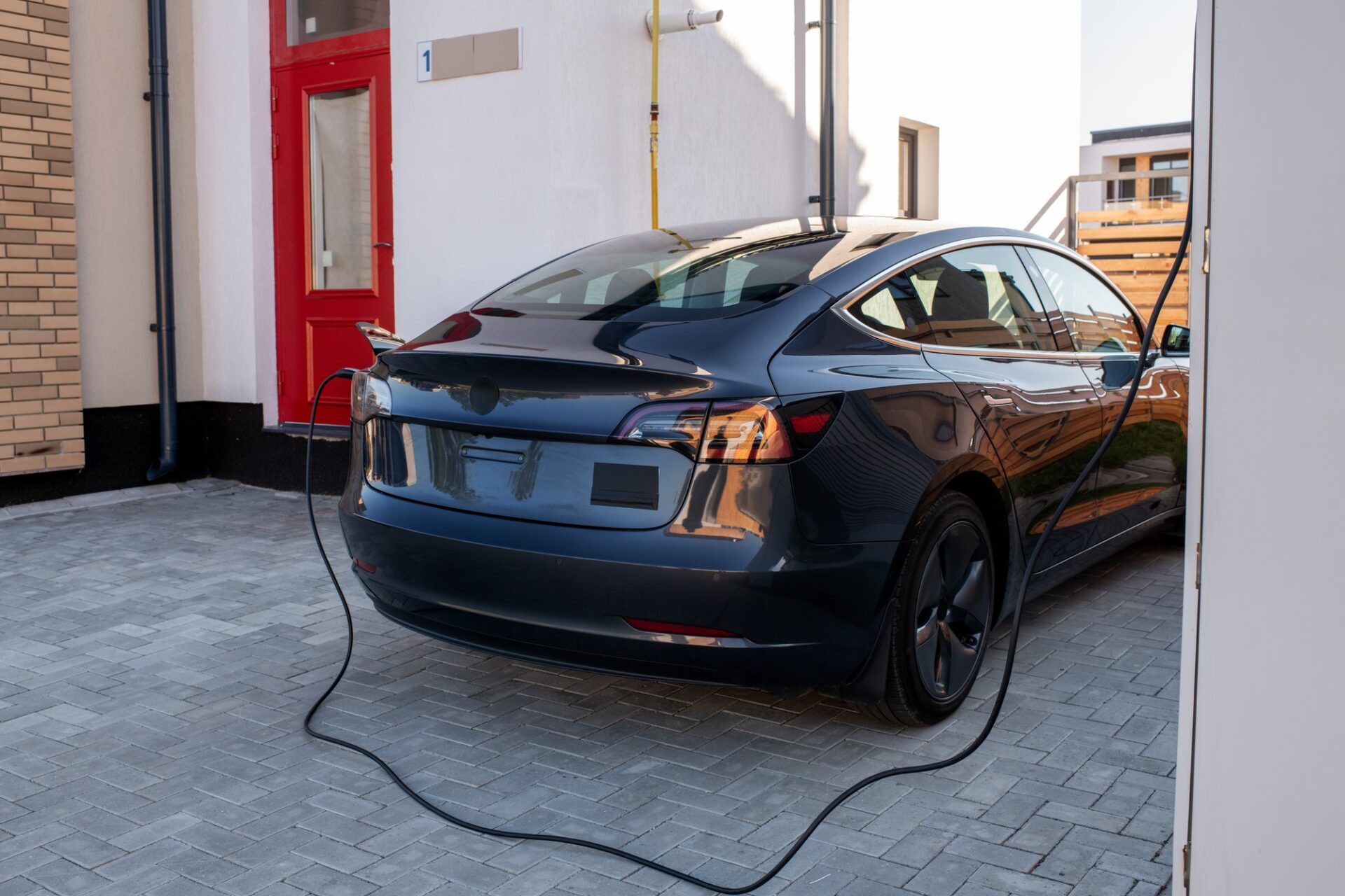 Une nouvelle voiture électrique noire est chargée à la station en milieu urbain