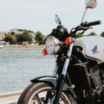 moto sur un bord de mer