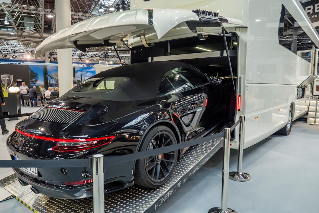 voiture de sport Ferrari noire et rouge