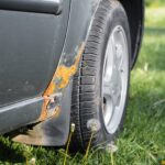 Dommages à la carrosserie, à la corrosion et à la rouille de l'aile avant de l'extérieur.