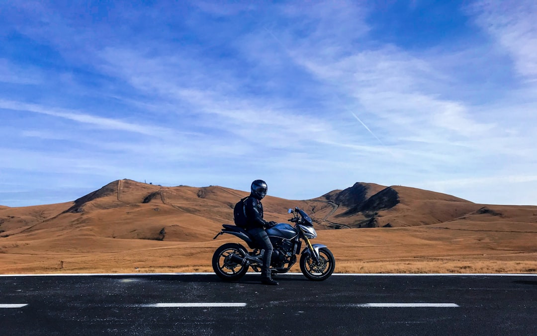 MOTO-MODION HOMME À VAST LA TERRE pendant la journée