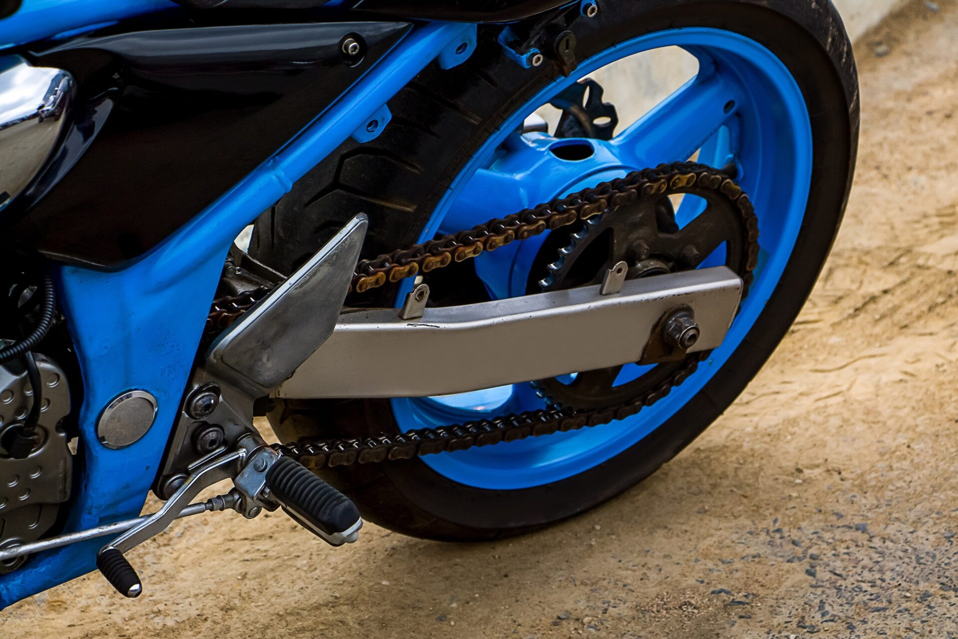 Roue arrière d'une moto.