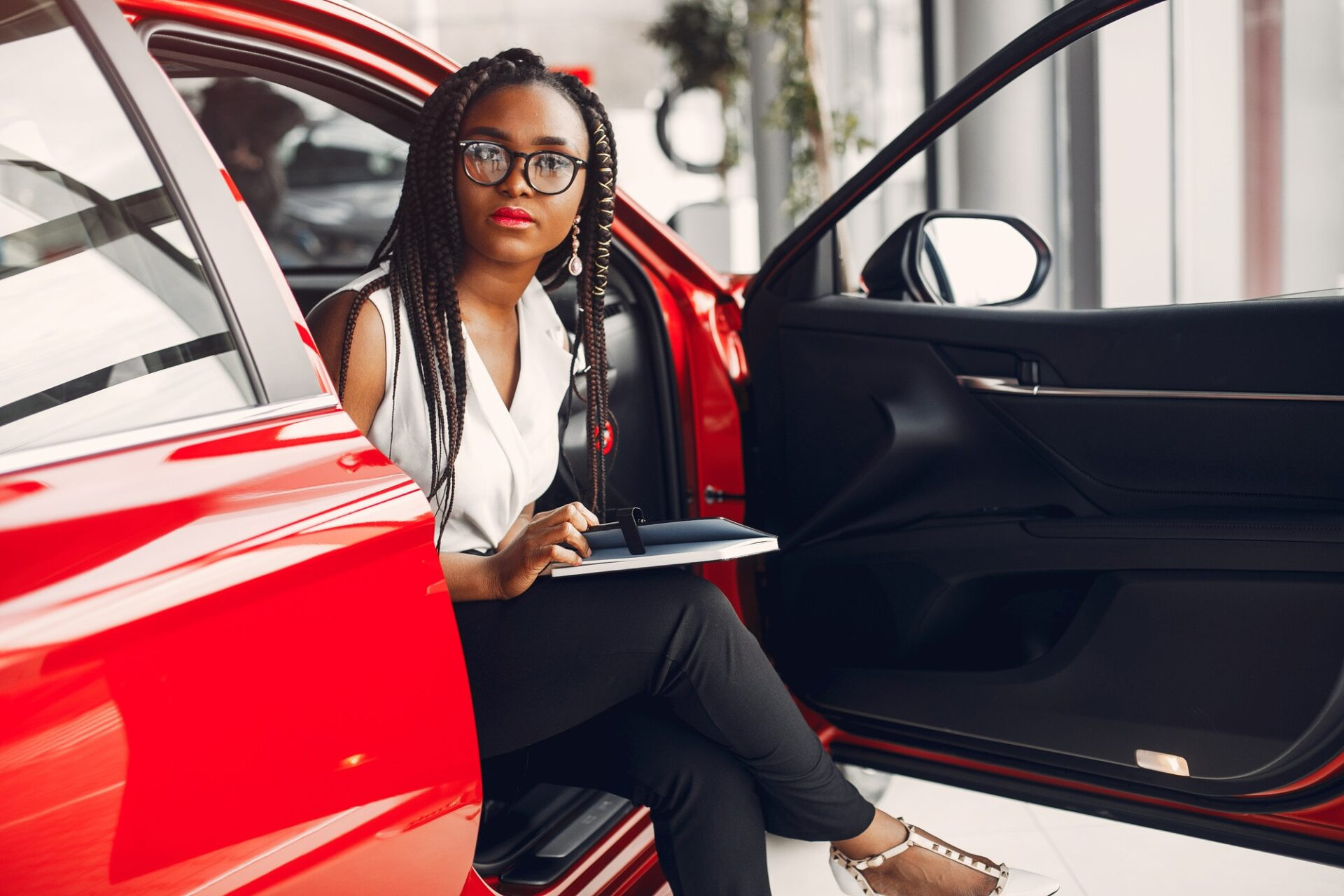 Femme qui achète la voiture. 