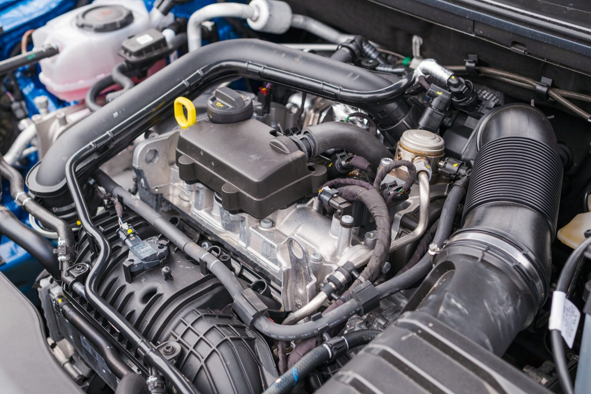 PARTIMENT DU MOTEUR D'UNE VOITURE MODERNE, RÉPARATION OU CHAMPS D'AUTOMOBILE.