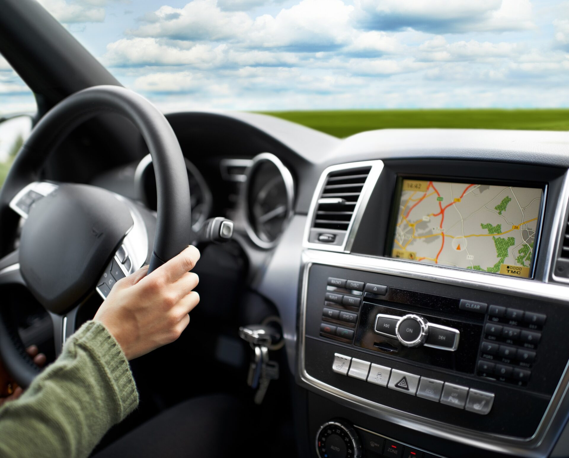 Crotte-tir d'une personne voyageant en voiture en utilisant le GPS embarqué pour naviguer.