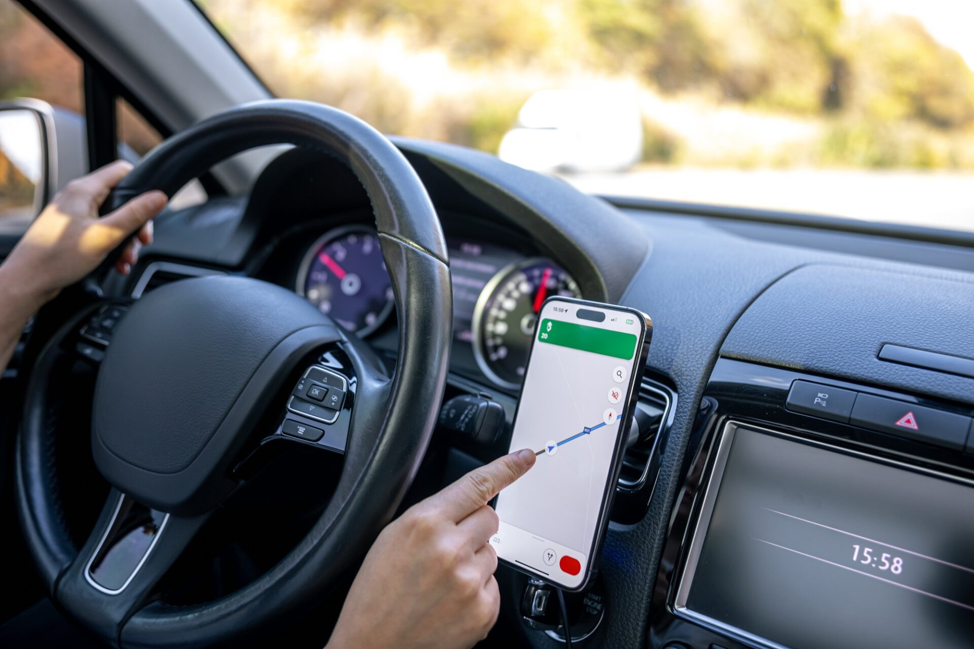 Femme utilisant la navigation ou le GPS sur un smartphone mobile, consultant une carte de localisation en ligne via un smartphone lors d'un voyage.