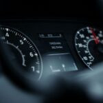 Gros plan d'un tableau de bord de voiture avec le compteur de vitesse