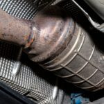 Catalyseur, filtre à particules, DPF, FAP, silencieux, voiture, pollution, diesel, tuyau, échappement, catalytique, métal, auto, convertisseur, dioxyde, CO2, garage, gros plan, O2, tuyaux d'échappement, voiture de châssis, lifting, système d'échappement, capteur de température, gaz préjudiciable, épuisement des gaz, massin, mousifold toxique