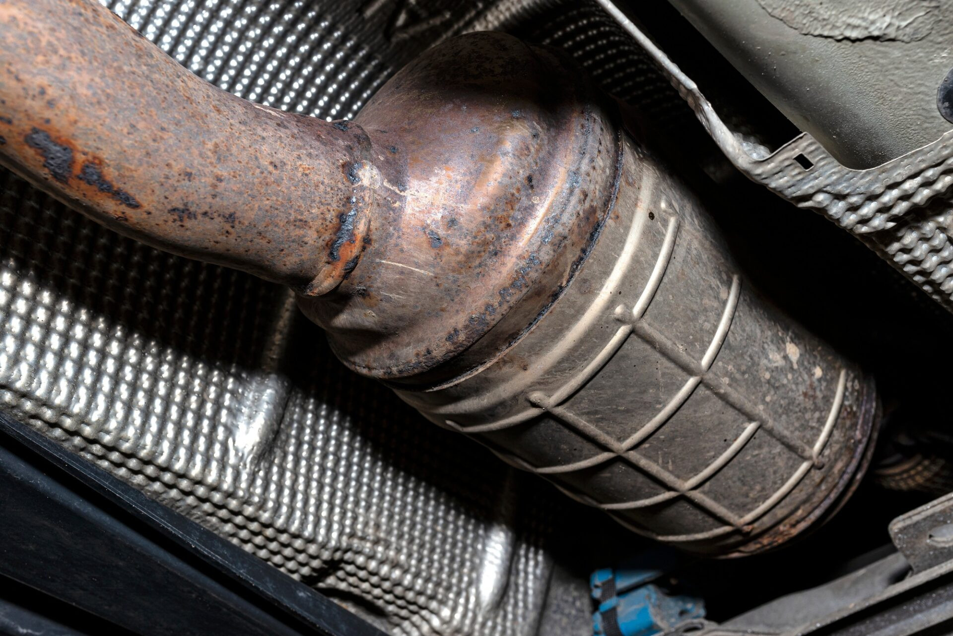 Catalyseur, filtre à particules, DPF, FAP, silencieux, voiture, pollution, diesel, tuyau, échappement, catalytique, métal, auto, convertisseur, dioxyde, CO2, garage, gros plan, O2, tuyaux d'échappement, voiture de châssis, lifting, système d'échappement, capteur de température, gaz préjudiciable, épuisement des gaz, massin, mousifold toxique