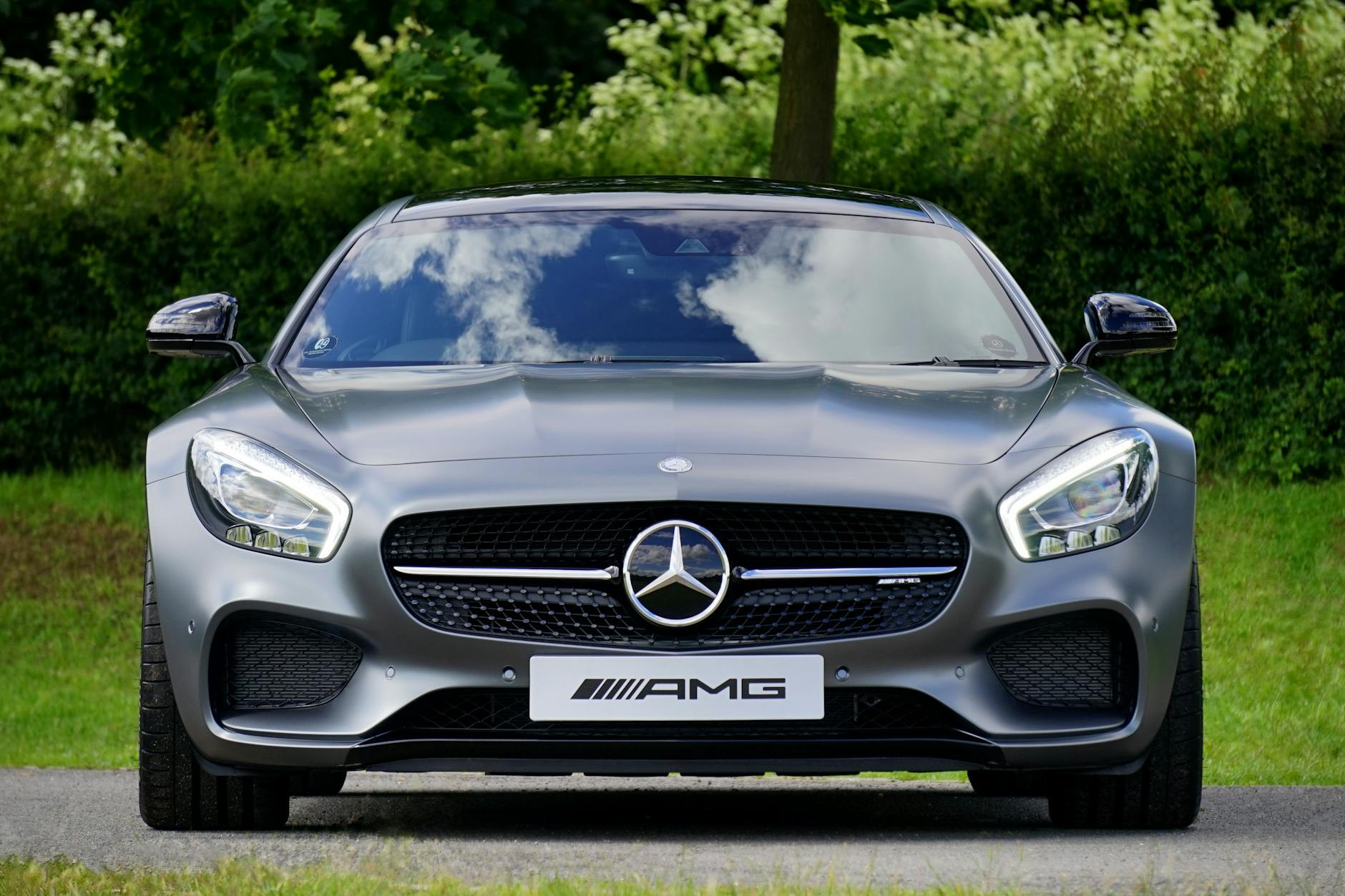 Vue avant d'une Mercedes-Benz AMG de luxe dans une toile de fond naturelle.