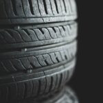 récipient rond noir et blanc